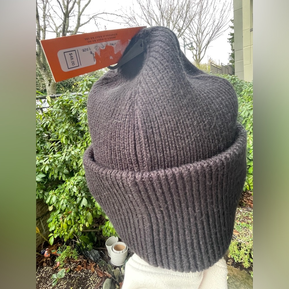 Kurt Geiger Women Black Beanie.
NWT - Picture 12 of 17